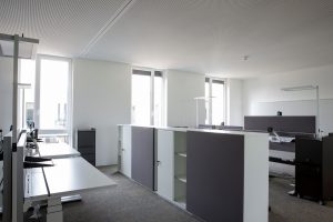 Büro Möbel in einem Büro mit viel Licht